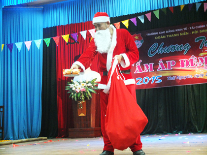  Đoàn TNCS Hồ Chí Minh phối hợp với Hội sinh viên nhà trường tổ chức chương trình "Ấm áp đêm Noel" cho học sinh-sinh viên.